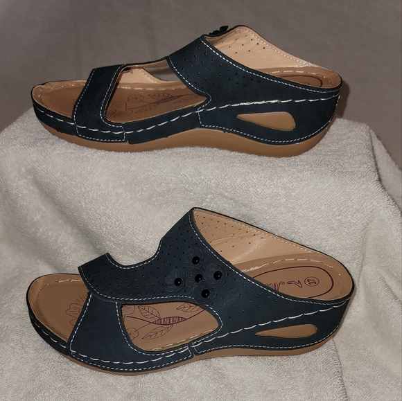 Set of 2 temu sandals, one brown and one blue - Picture 8 of 8